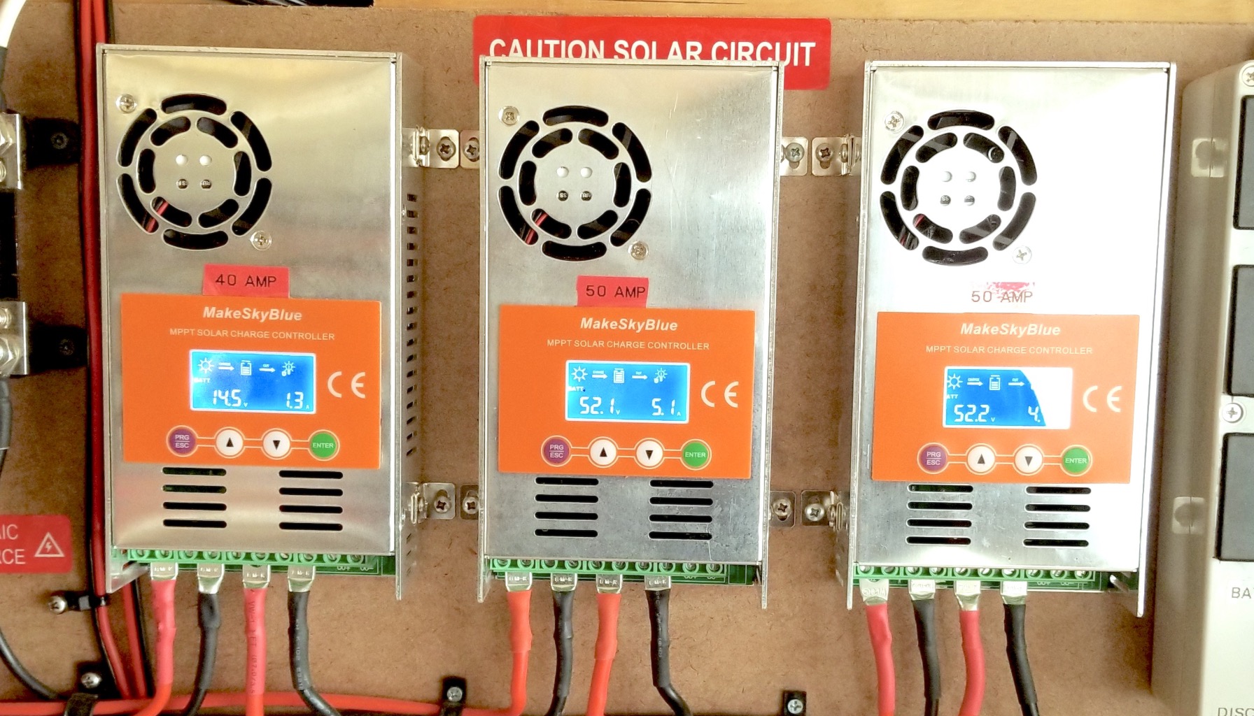 Кіравальнік зарадкі сонечнай батарэі MPPT Make Sky Blue з ЖК-экранам і вентылятарам астуджэння