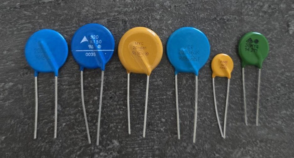 Exemples de diferents tipus de varistors