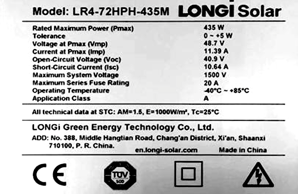 Primer pla de la part posterior d&rsquo;un panell solar que mostra paràmetres, incloent l&rsquo;etiqueta del fabricant amb especificacions, número de model, voltatge, classificacions de corrent i qualsevol informació addicional relacionada amb el rendiment i la certificació del panell