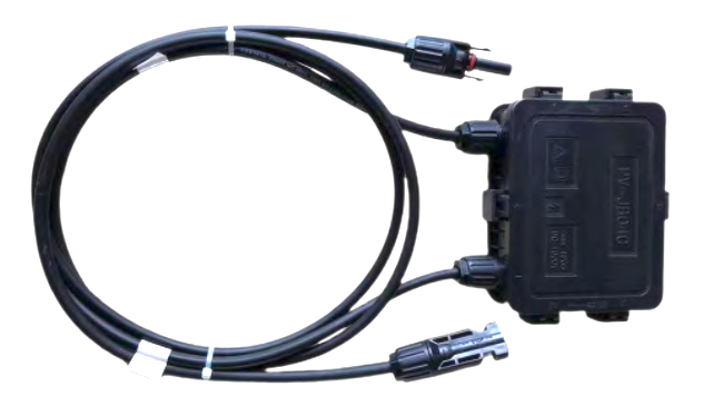 Zwei Kabel mit MC4-Steckverbindern, die aus der Solarpanel-Anschlussbox herauskommen und zum Anschluss des Solarpanels an das restliche Solarpanelsystem verwendet werden