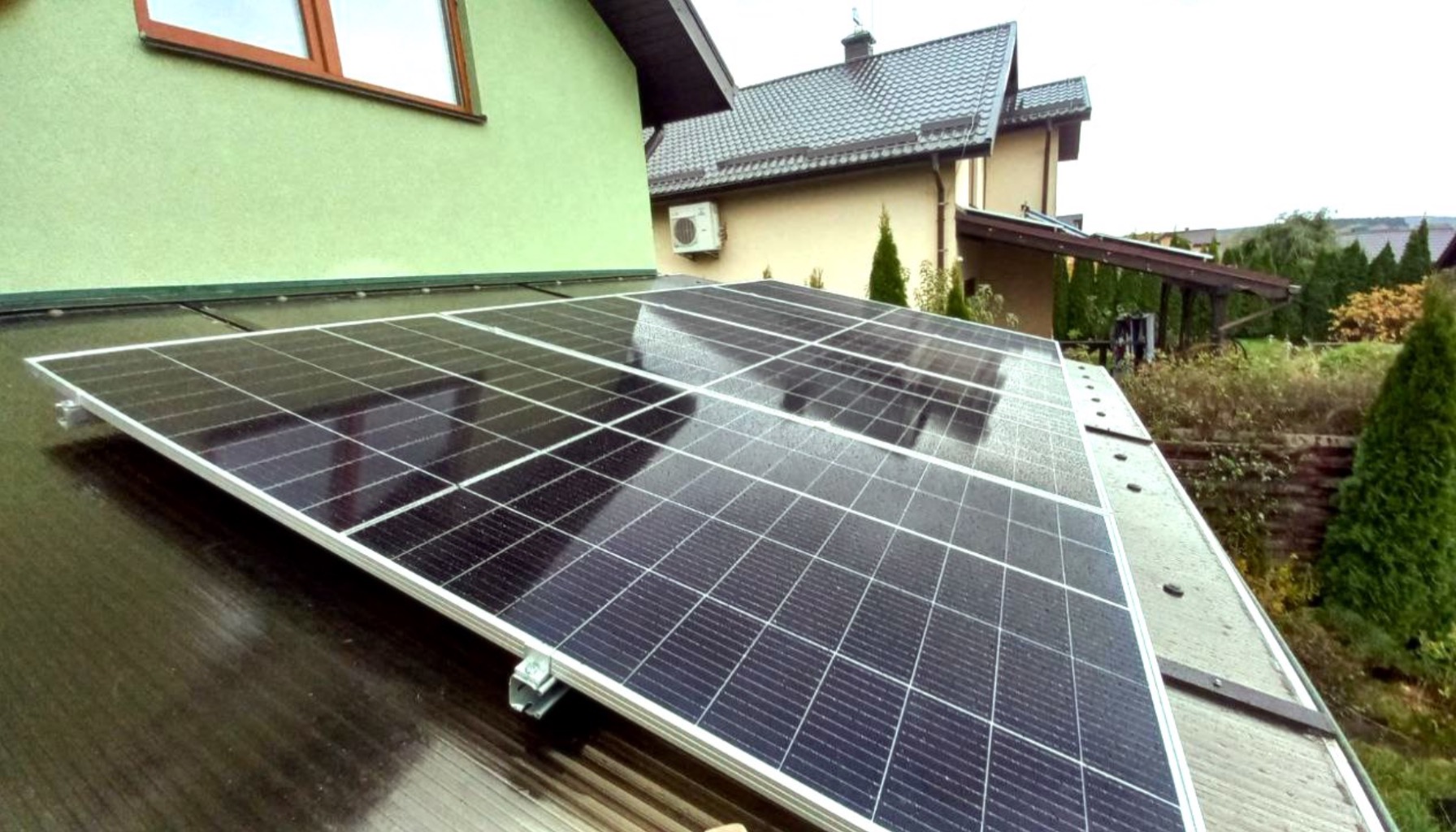 Solarpanels werden sorgfältig auf einem Polycarbonat-Dach installiert