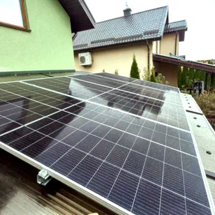 Paneles solares instalados cuidadosamente en un techo de policarbonato