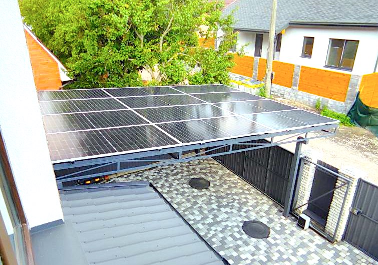 Pogled odozgo kroz prozor na natkriveni parking napravljen od solarnih panela