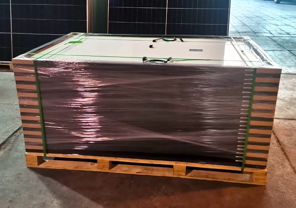 Drugi pogled na pakirane solarne panele, složene s posebnim zaštitnicima za kutove i omotane u prozirnu foliju, prikazujući suprotnu stranu.
