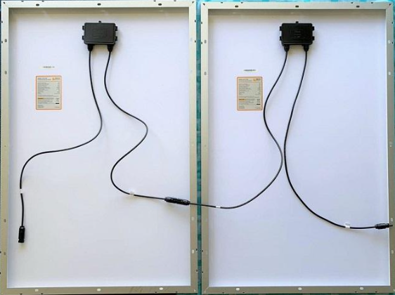 Diagramm, amelyen a napelemes panelek sorosan vannak összekapcsolva, bemutatva, hogyan csatlakozik az egyik panel pozitív érintkezője a következő panel negatív érintkezőjéhez, növelve a feszültséget, miközben az áram ugyanaz marad, mint egyetlen panel esetén