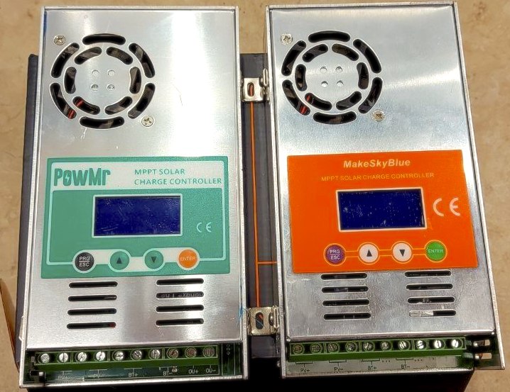 MakeskyblueとPowMrのMPPTソーラー充電コントローラーを比較した画像。各モデルの設計と特徴が示され、太陽光発電システムの効率を最適化するために使用されます。