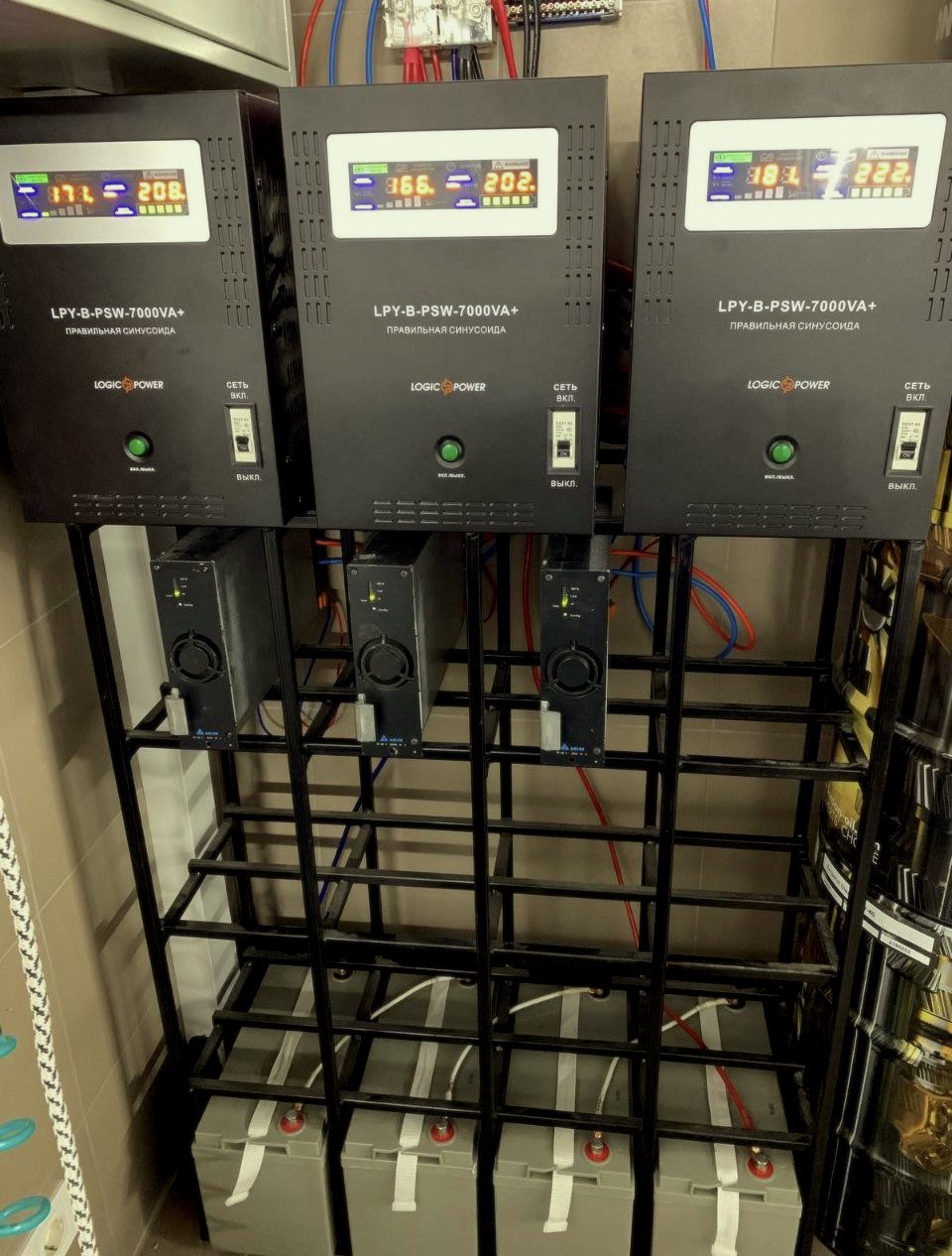 Gambar inverter dan bateri yang dipasang pada rak, menunjukkan pemasangan tipikal untuk simpanan tenaga dan penukaran kuasa dalam sistem tenaga solar.