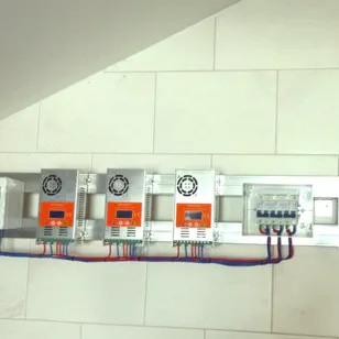 En solinverter og batterisystem installert i et godt ventilert rom, som viser optimal plassering for effektiv energihåndtering i hjemmet.