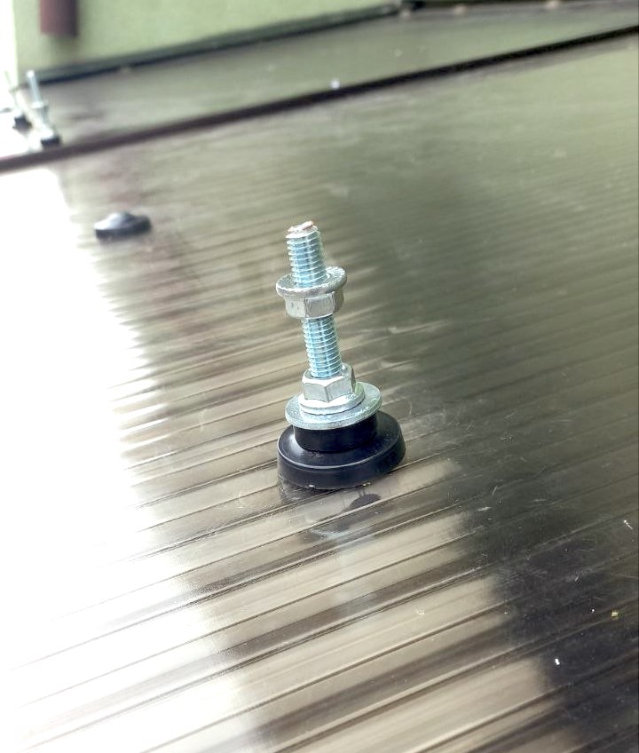 Installation of solar panels on a polycarbonate roof using mushroom washers designed for polycarbonate