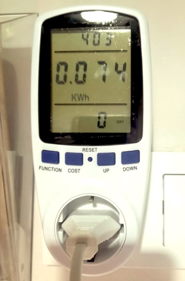 Bild av en grundläggande, överkomlig wattmeter som används för att mäta elförbrukningen av elektriska apparater