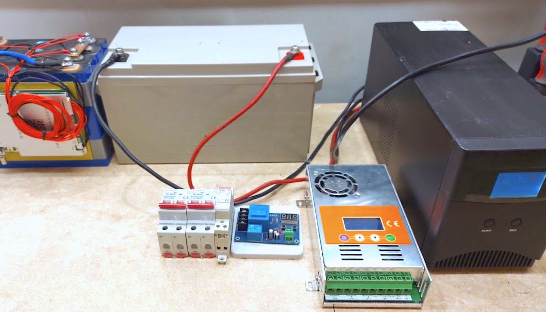 Güneş panelleri ve bataryalara bağlı bir UPS, bir DIY güneş enerji istasyonunu tasvir ediyor